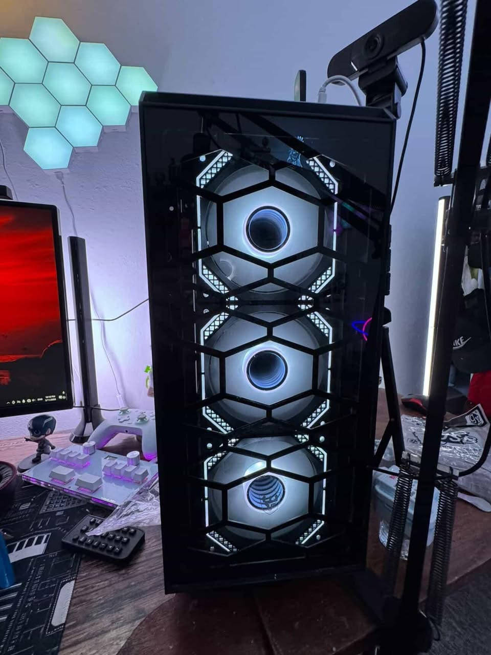 للبيع pc كلش نضيف 
معالج AMD Ryzen 5 3500x 6 core 
RAM 16 GB 
كارت شاشة 2060 سوبر 
مذر بورد GIGABYTE B550M GAMING
هارد 1TB SSD M.2
هارد 1TB HHD
السعر 650 وبيها مجال 

مكاني موصل 
متواجد اتصال :***********
