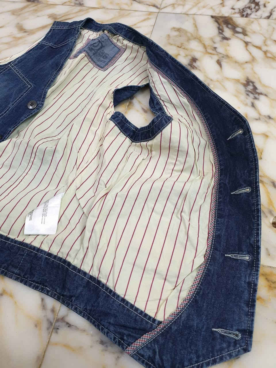 السلام عليكم جميعا... 

تحفة .. 
يلگ جينز (Denim Vest)...
اللون الازرق للجينز 
صناعة المانية ...
قطن 💯 %
وكالة من البراند {{ اسبري }} esprit edc
مقاس سمول سلم فت...
عرض الصدر 46 سم
الطول 60 سم
السعر 35 شامل التوصيل


**إذا كنت صاحب هذا الإعلان وتريد حذفه لأي سبب، رجاءا أرسل رسالة إلى الدعم الفني**