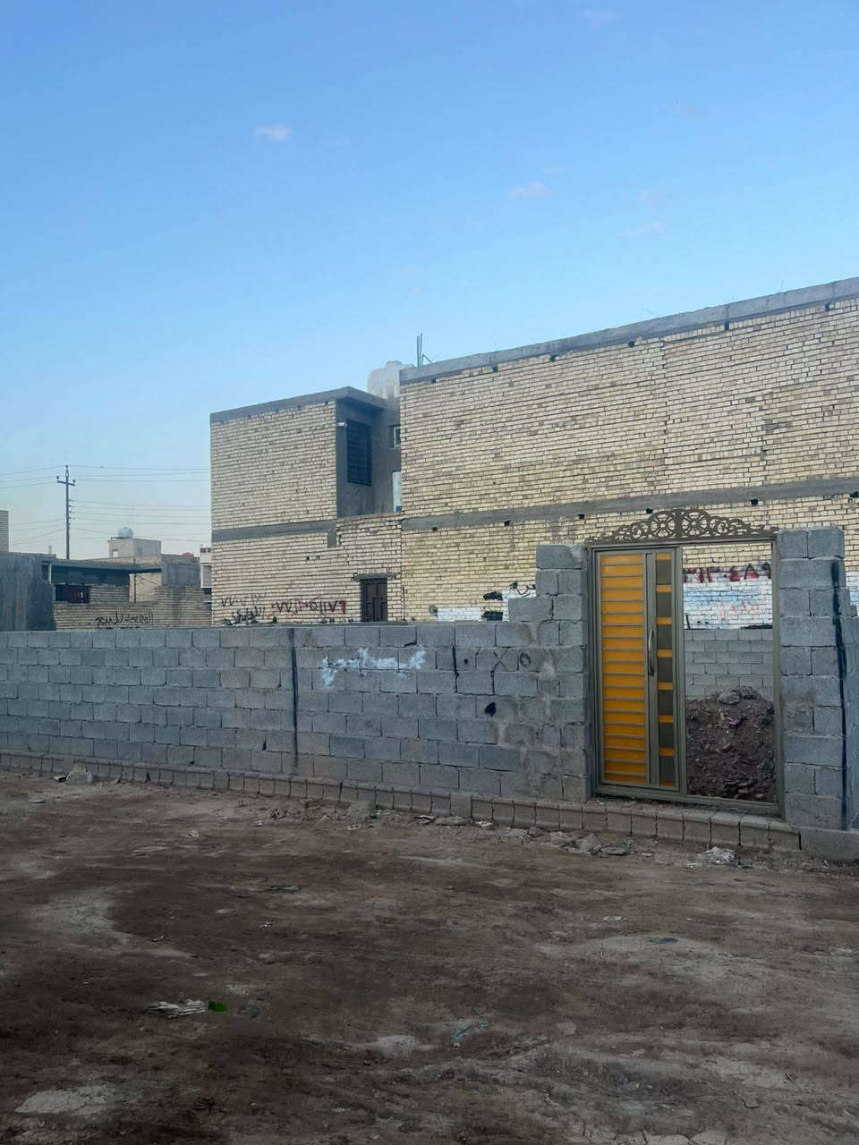 قطعه100متر للبيع مسيجه 
سلام عليكم 

قطعه ارض للبيع في السريدات القديمه بالربع الثالث خلف البزل الصغيره على شارع رئيسي 

نوع العقار زراعي سند 25 تحويل باسم المشتري انذار بكاتب عدل 

مساحه الارض 100متر مربع

واجهه الارض 10متر 

نزال الارض 10متر 

سعر الارض 30مليون وبيه مجال

للاتصال ***********
