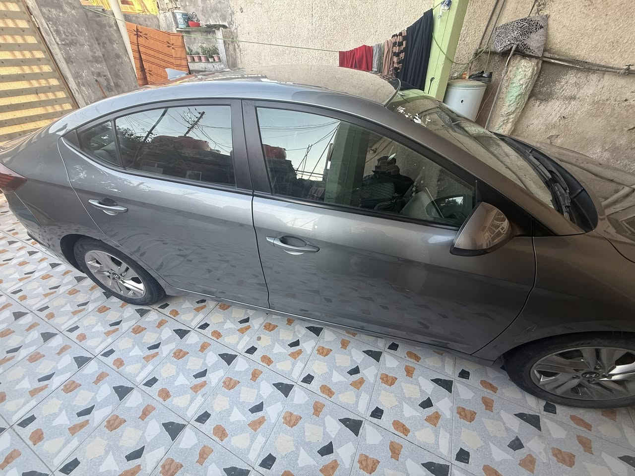 السلام عليكم 
النترا موديل ٢٠١٩ وارد امريكي رقم بغداد ماشة ٦١ الف حادثها باب السايق والجاملغ الامامي مبدلات بدون دواخل ولا شاصي ولا لغود مكان السيارة بغداد النهروان 

السعر ١٣٥ ورقة بيهة مجال 
السيارة نضيفة الكشنات والارضية مدوشمة يعني الدواخل على وضع الشركة ***********
