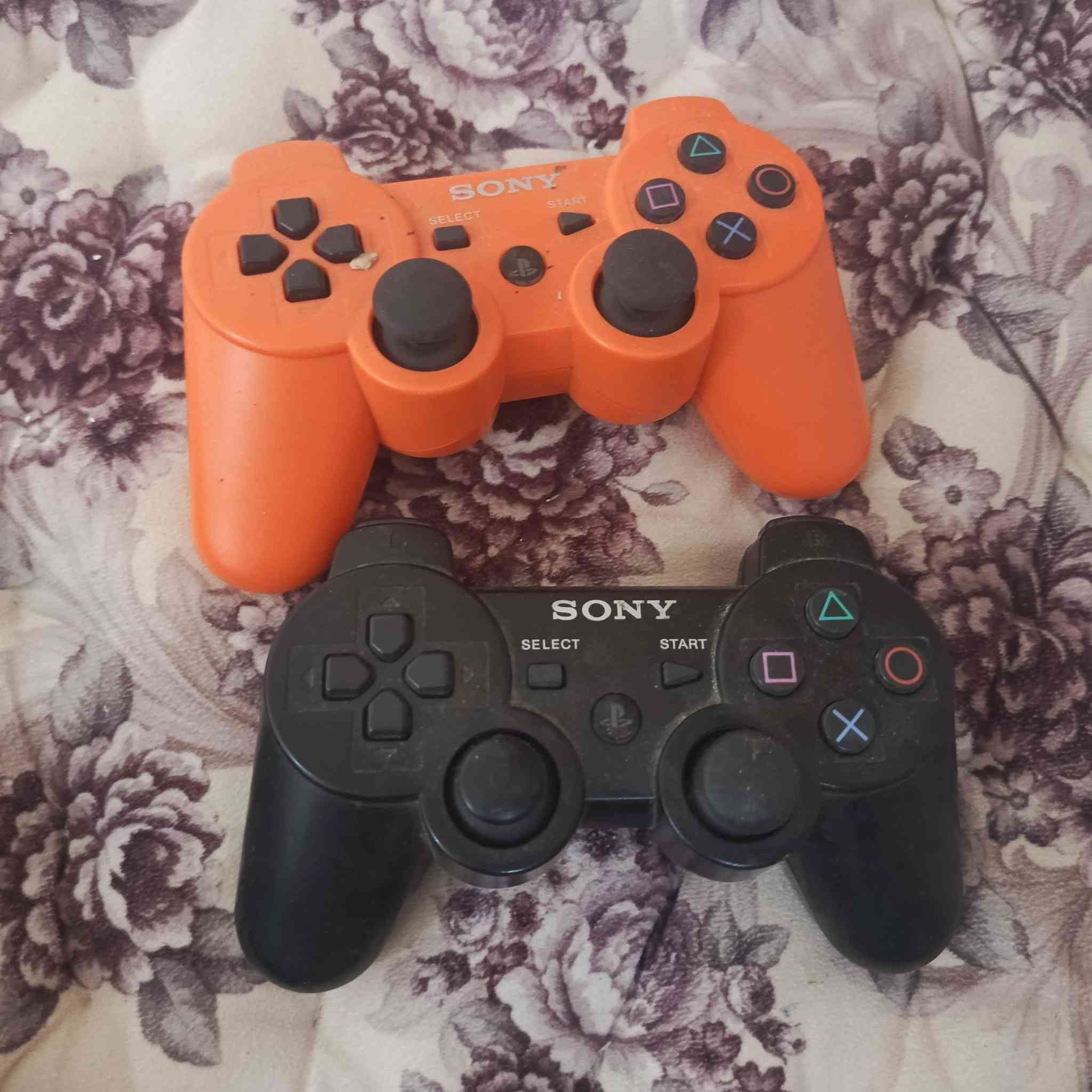 السلام عليكم عندي ps3 سلم مهكر بيه يدتين بس على الواير تشتغل وبي (god of war 3 remastered) سعره ١٣٠ وبيه مجال  للتواصل (***********) المكان: تكريت خلف مرطبات الباندا و اكو توصيل

