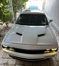 دودج جالنجر ٢٠١٨ للبيع  بيضاء اللون  ماشية ٦١ الف ميل  المواصفات السيا...