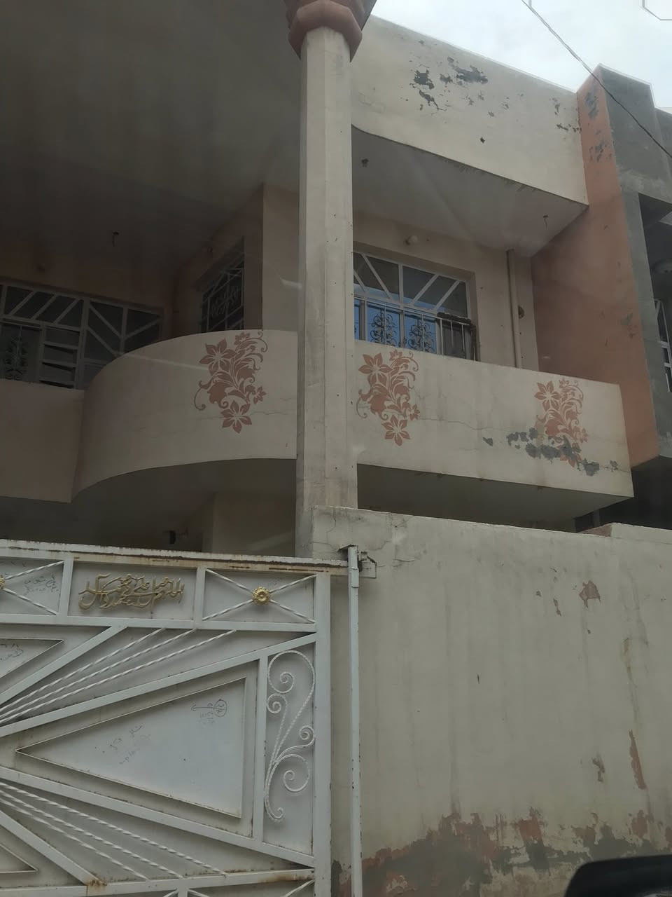 دار للبيع
مساحه..١٥٠ متر 
جنس العقار.. طابو صرف مشاع 
الموقع… بعقوبه حي المصطفى ٧ نيسان 
نقطه داله… خلف المعهد كويا مباشر مدخل الجديد 
حاله البناء…طابقين ٤ غرف نوم مطبخ صاله استقبال كراج 
نسبه النظافه… يحتاج صبغ الدار خارج داخل فقط 

السعر… ((٢٠٠ ))مليون قابل للتفاوض 

الإتصال والتواصل …***********

مكتب النخبه ..
