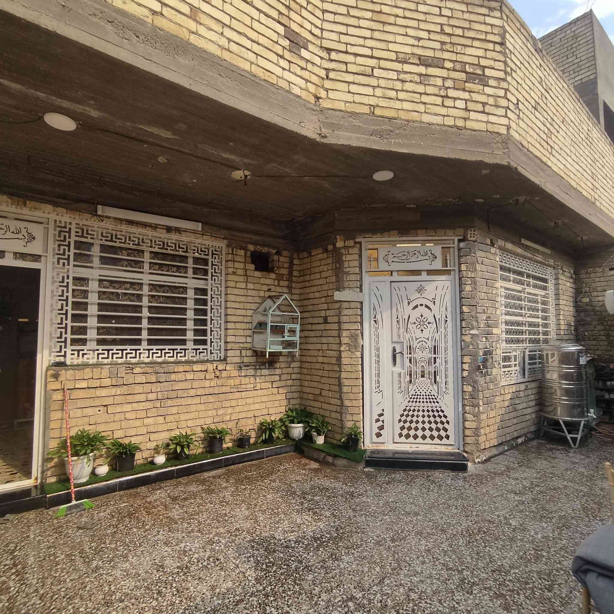 بيت 200متر 2/11اسكينه شارع المكاتب اول فرع على الشارع العام طابق واحد بناء جديد ***********
