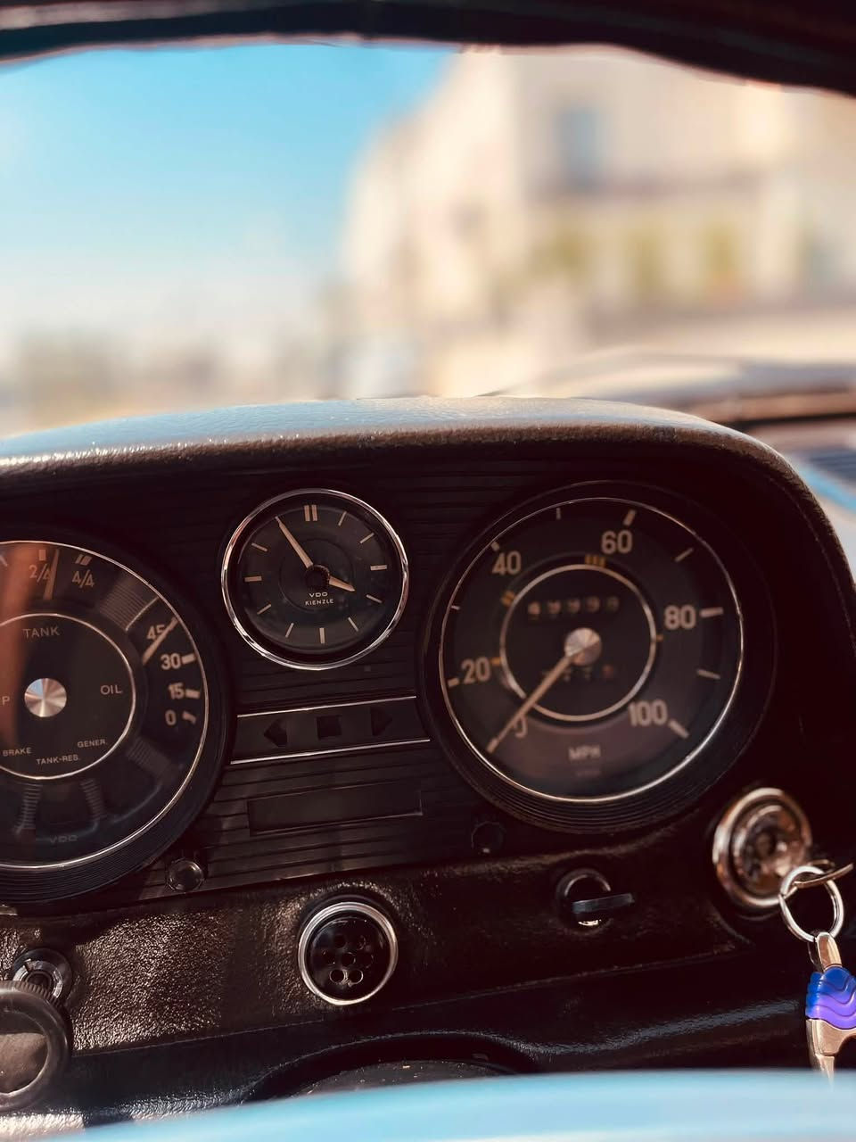 للبيع: مرسيدس بنز 220 كلاسيك - موديل 1969
😍
49,000km ماشي
فرصة مميزة لعشاق السيارات الكلاسيكية، سيارة بحالة فنية ممتازة وتجمع بين عراقة الماضي وراحة الحاضر.
مواصفات السيارة:
الحالة: السيارة بصبغ الوكالة (خالية من الحوادث)، مع وجود بعض الرتوش البسيطة في أماكن متفرقة.
الأصالة: السيارة بجميع قطعها الأصلية (بلاد).
التعديلات: تم تحويل ناقل الحركة (الگير) إلى "أوتوماتيك" لسهولة القيادة.
الإضافات: مجهزة بنظام تكييف (تبريد) يعمل بكفاءة.
الداخلية: فرش داخلي بلون "قيسي" فاخر وأنيق.
الضمان: الوكالة مضمونة وشرط الفحص.
الموقع: أربيل.
للاستفسار عن السعر أو للمزيد من المعلومات، يرجى التواصل عبر الاتصال أو إرسال رسالة على الرقم التالي:
📞 ***********
