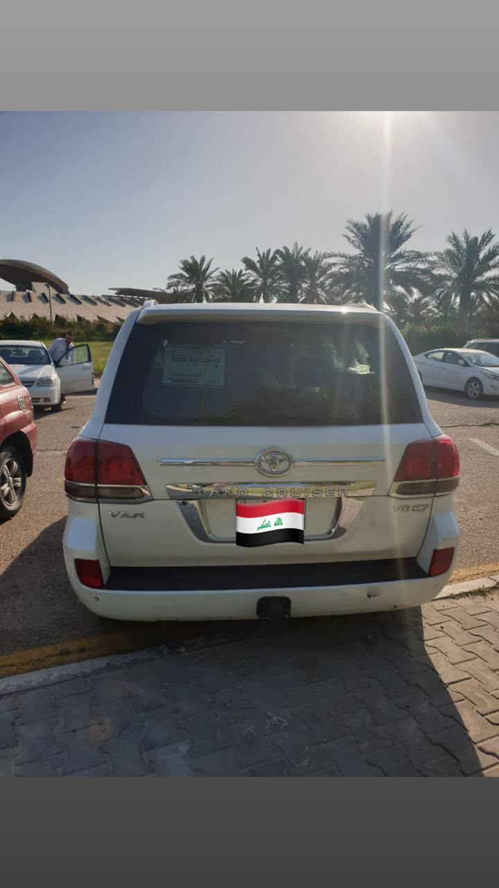 تحيه طيبه السلام عليكم ورحمة
لاندكروزر بيضاء اللون. 
موديل 2010 بغداد. GXR
6 سلندر 
 الرقم الدولي الجديد. بأسمي. 
ماشية تقريبا 143000كم .
سلايد 
ويل كب كروم 
 
حساس امامي خلفي.
زراكات لايت  
مكفولة من الصبغ والتبديل .
فقط ربع من الدعامية الخلفية .
ورصعة خفيفة بالصندوق الخلفي. 
بغداد 
السعر 295 ورقه وبيها مجال 
اي استفسار 
***********
مكان بغداد الدورة
