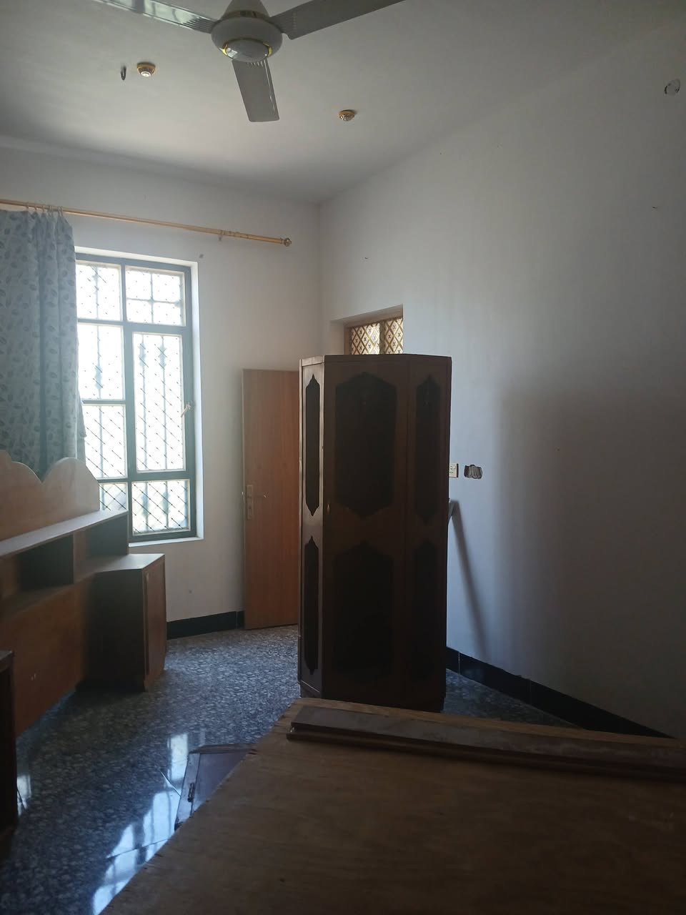 دار للبيع طابق واحد 200متر الرمادي حي الاكراد الجهة الجديدة قرب جامع الصالحين وقريب على كورنيش التأميم وجسر الحوز المؤدي لمركز المدينه شارع تبليط و مجاري شارع مرتب يتكون من غرفتين نوم و ديوانية و هول و صاله ومطبخ زائد كراج و حديقة الاتصال ***********
