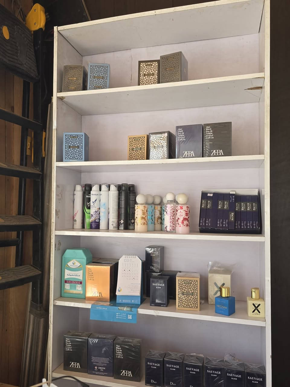 محل اكسسوارات للبيع القطع بسعر الجملة(هدايا حقائب عطور نضارات اكسسوارات) ***********
