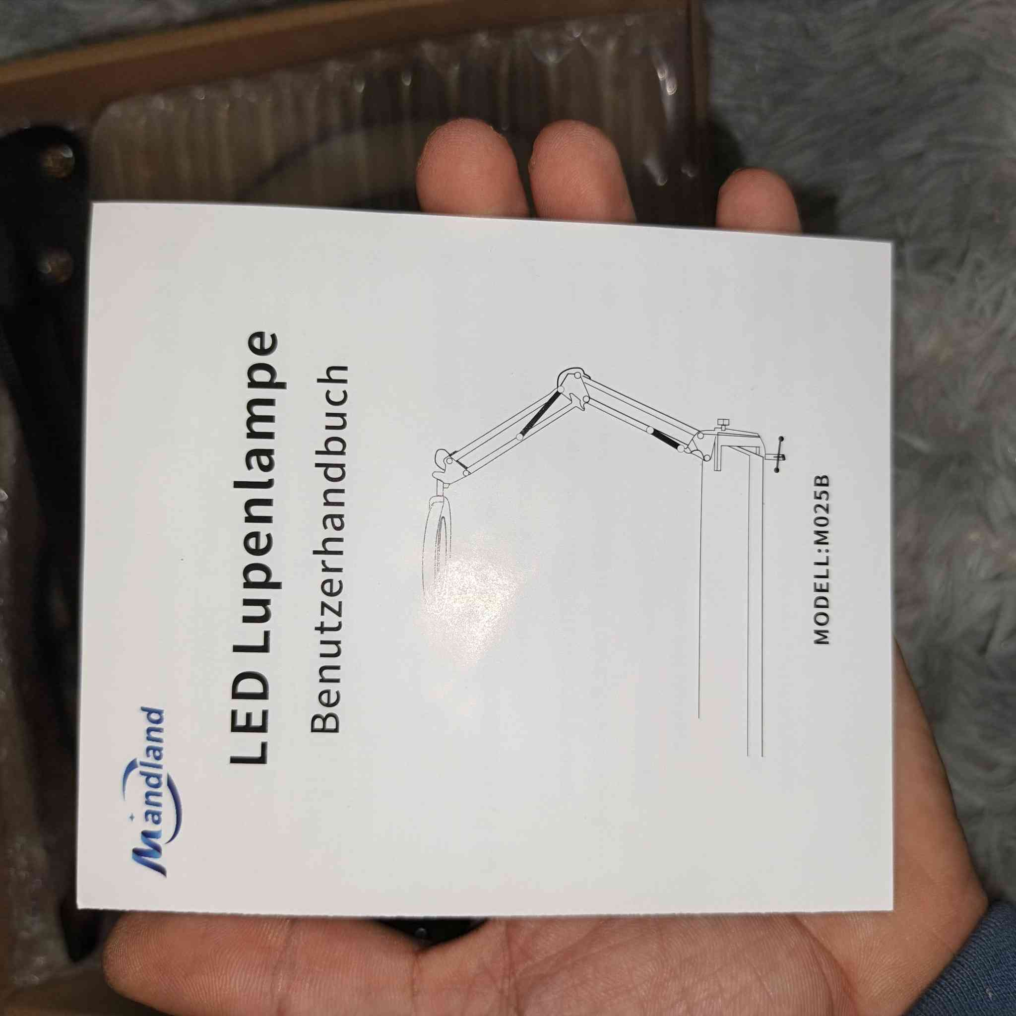 مصباح تكبير LED من ماندلاند طراز M025B). يتوفر هذا المنتج في كل من اللونين الأبيض والأسود (اللون الأبيض هو الأقرب للصورة المعروضة). 
ميزات المنتج
التكبير: يأتي المصباح مزودًا بعدسة زجاجية حقيقية مقاس 4.3 بوصة توفر تكبيرًا بمعدل 10x، مما يمنح رؤية واضحة ومفصلة خالية من التشويش.
الإضاءة: يحتوي المصباح على أوضاع إضاءة قابلة للتعديل تشمل 5 درجات حرارة ألوان مختلفة (3000 كلفن إلى 6500 كلفن) و10 مستويات سطوع


**إذا كنت صاحب هذا الإعلان وتريد حذفه لأي سبب، رجاءا أرسل رسالة إلى الدعم الفني**