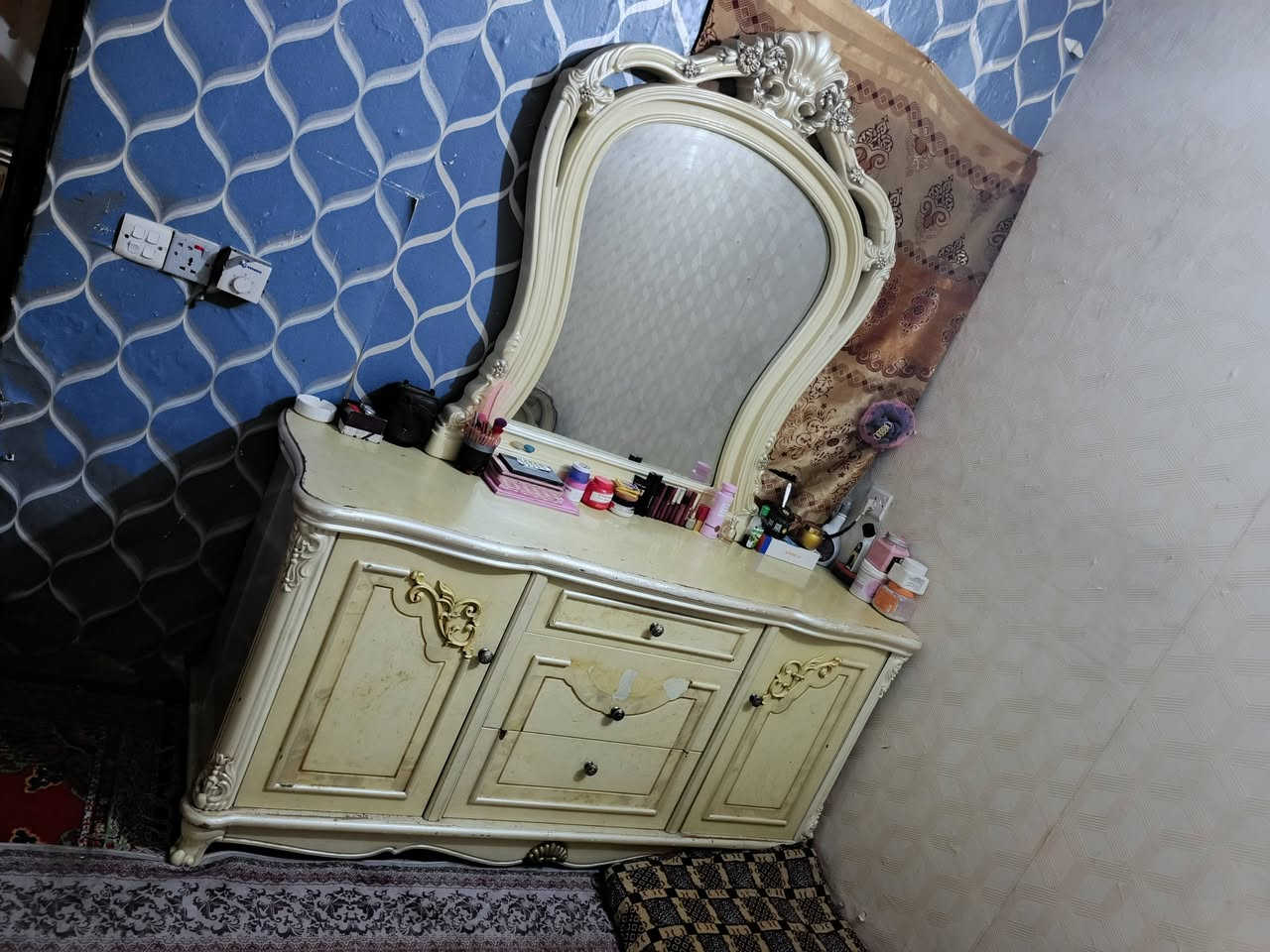 للبيع سعرها 300 وبيها مجال زائد دوشك سعر الدوشه ب 150 مجال  مكان كربلاء ***********
