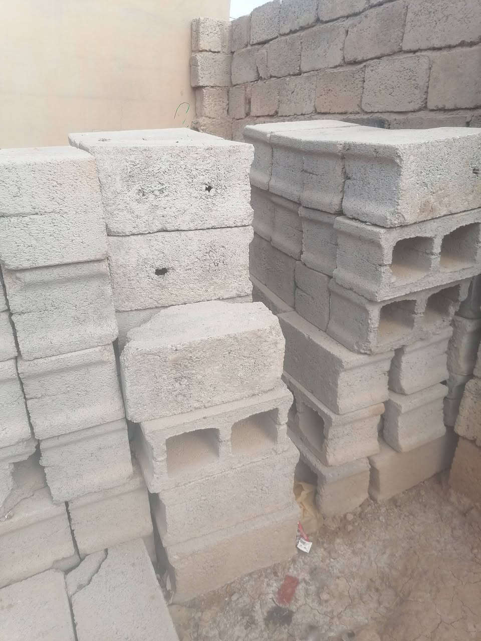 السلام عليكم بلوك للبيع مايقارب 300بلوكه و50(***********
