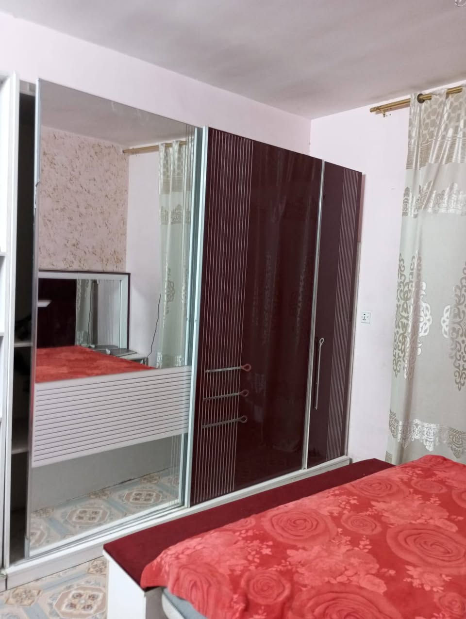 سلام عليكم
غرفة نوم للبيع
مثل ماموضح بصوره نضافه ٩٨٪
غرفة اخت الجديده اصليه ثقيل
فقط براغيها ماموجوده
شراي التواصل فقط واتساب
***********
