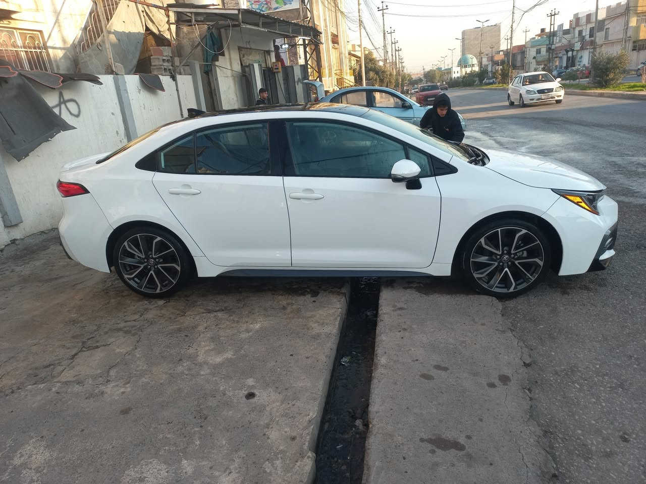 كورلا ٢٠٢٢ رقم اربيل ضرر باب وجاملو خلفي وبيها حالوب 
مواصفات se سقف اسود اصلي 
السعر ١٤٢
للإستفسار ***********
مكان السيارة الموصل
