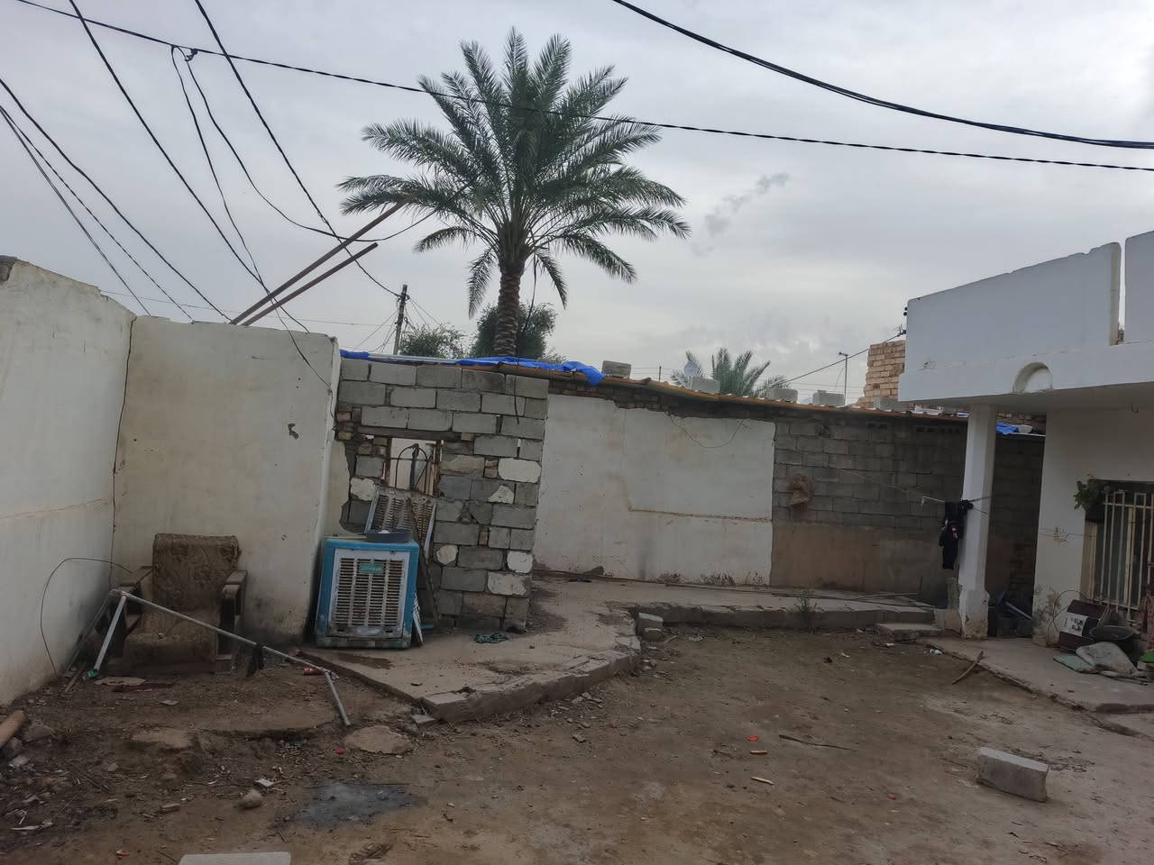 السلام عليكم
1.بيت طابقين للبيع مساحة البيت 400متر القطعة الوراها 500م
2.البيت يحتوي طابق ارضي غرفتين 4×5 ممشة ودرج هول 6×5 
استقبال 7×5 كندور واسع مطبخ 4×4 مطبخ حار 4×3ونص حمام 2×2 وطرمه واسعة تحتوي على بابين الباب الاولى على البيت والثانية على القطعة الورة البيت. 
3.طابق ثاني غرفتين الاولى 6×5 والثانية 4×4 مطبخ 4×5 استقبال 5×4 وحمام وتواليت 
4. السعر 200 قابل للتفاوض
5. بيت كلش واسع يكفي 3 عوائل المكان بعقوبة الحديد تتن
6. ملاحضة المساحة الرسمية 400م طابو صرف  اتصل
***********
