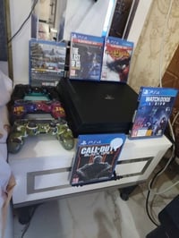 بلايستيشن 4 برو • نضافه ٩٥٪ • ٣ يدات