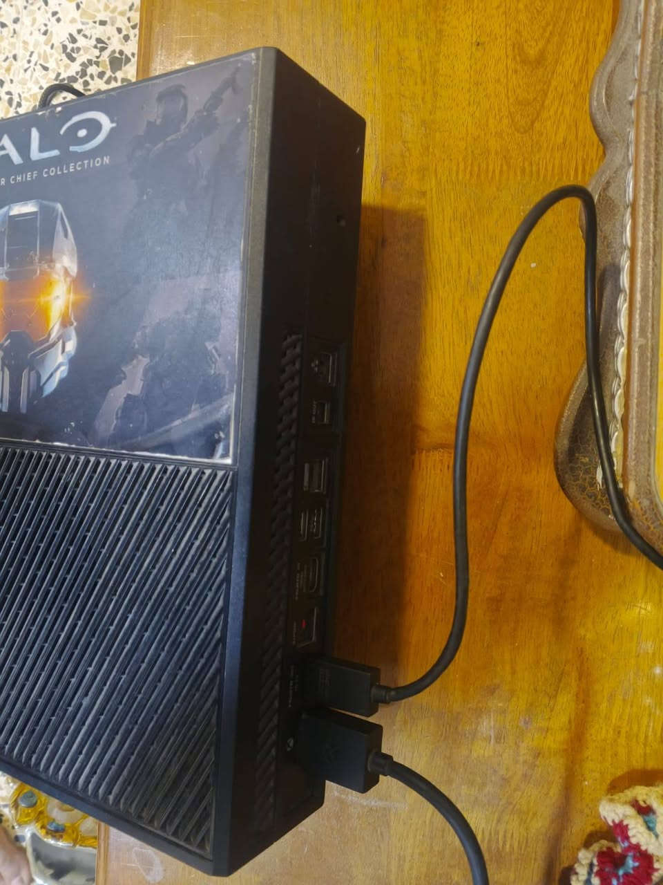 جهاز اكس بوكس ون فات
ما مصلح ونضيف ويا حساب كامل 
ويدة اكس بوكس كيم سير اصليه شفافه مايك مدمج سعر ثابت (110) رقم ***********
