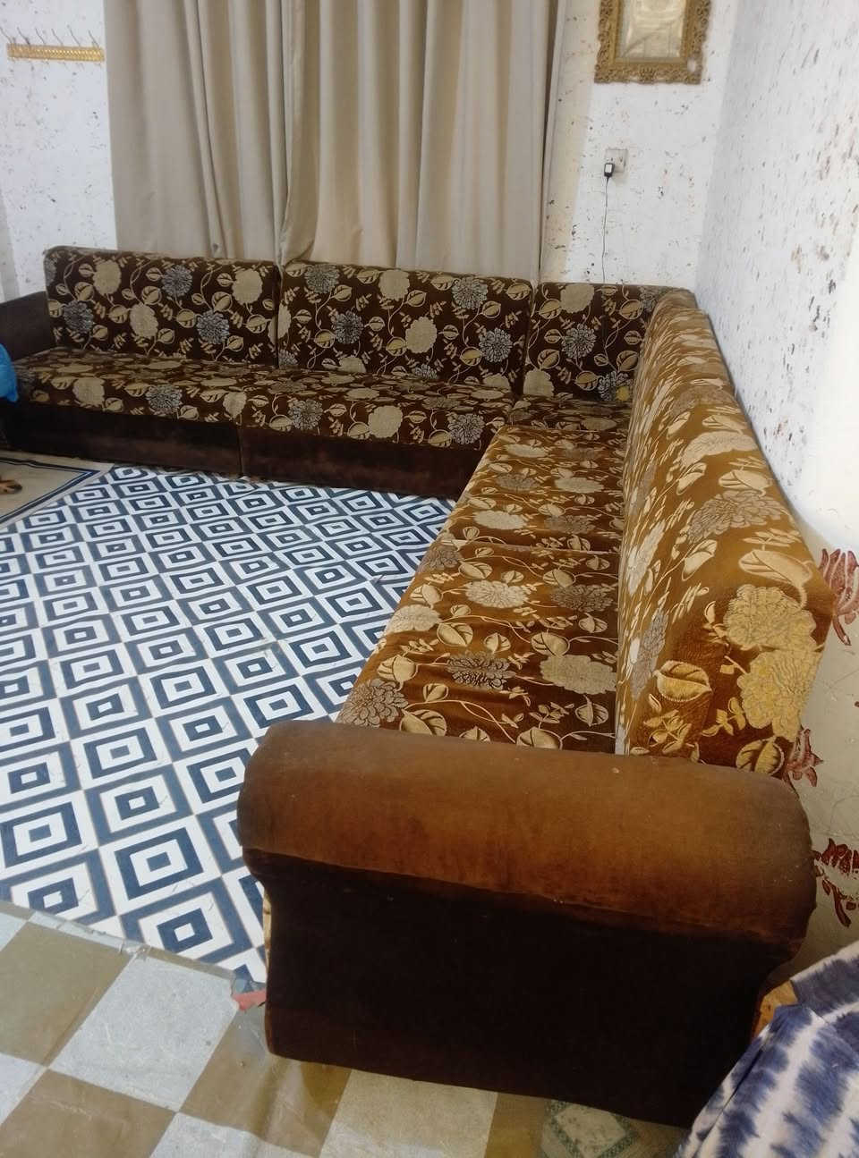 سلام عليكم ديوان للبيع 5قطع نضيف سعره 125 وبيه مجال عنوانه بابل حله رقم *********** واتساب
