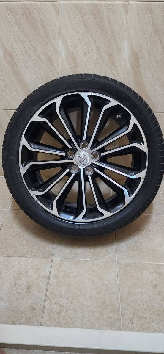 السلام عليكم .
عندي طخم +واحد سبير ويل كب كورلا حجم 17 نظافتها 80% بلادي  . 
وارضيات كورلا قماش كلهن بلديات. 
مكاني بسمايه .
الوياله ٣٠٠ الف 
والارضيات ٦٠ الف 
رقم ***********
