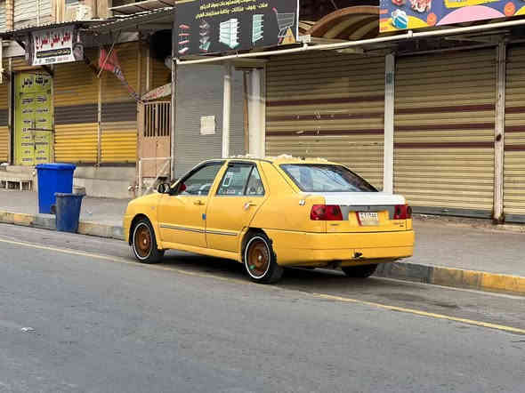 كوين تكسي ٢٠١٠ رقم بغداد 
كابون بانزين
مكينه وكير كورلة يارس تحوير درجة اولى
مكينا بيها نفخ
تبريد ثلج 
كهربائيات كلها شغالة
هورن بوش
شاشة اندرويد
دوشمة
طخم تاير جديد +باتري
السعر 32 بيها مجال 
التواصل على الارقام
***********
***********
