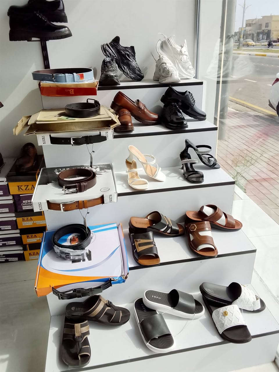 السلام عليكم محل أحذية متكامل قيم باليرضي الله مستعجل عل عملية 
***********
