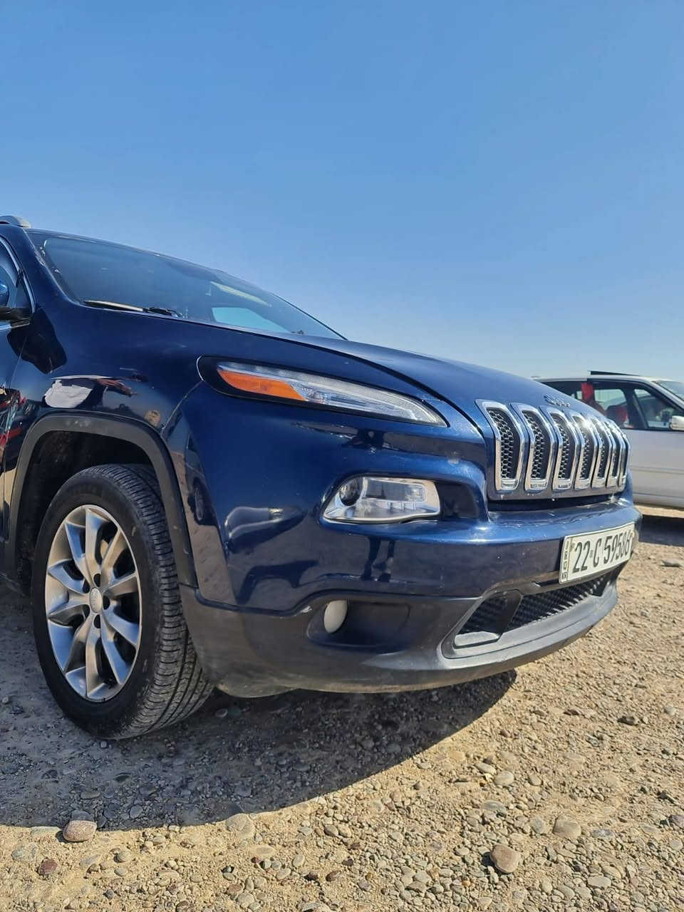 السلام عليكم اخوان  للبيع جيب شيروكي (بزون)  ٢٠١٨
المواصفات:
• محرك اقتصادي 2.4 لتر 4 سلندر
• ناقل حركة (الگير)أوتوماتيك – 9 سرعات 
• دخول ذكي وتشغيل بصمة
• شاشة كبيرة
• كاميرا خلفية دوارة
. حساسات خلفية 
• تحكم تبريد شاشة 
• قطعتين تبريد 
• مقاعد جلد مقعد السايق كهربائي 
 • نظام صوتي فاخر
• مثبت سرعة 
• نظام مانع انزلاق 
• إضاءة LED نهارية منظومة زنون
.  باتري جديد
. كهربائيات كلها شغاله على وضع الشركة 
• السيارة نظيفة من الداخل والخارج – استخدام عائلي
📁 رقم اربيل شرط التحويل مشروع وطني تحويل ثاني يوم 
السعر خاص 
مكانها صلاح الدين قضاء العلم 
للاستفسار 
***********
