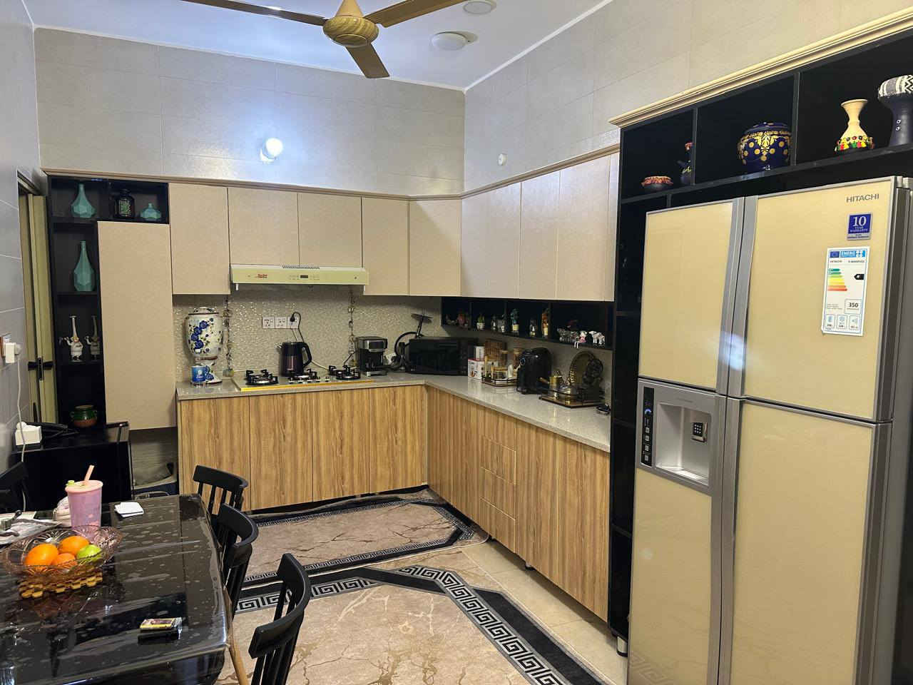 كاونترخشب hbfمن الداخل والخارج معه ثلاجه هيتاشي وطباخ ومرشحه المرمر كاورتنز طبيعي طول الكاونتر 7متر
تصال على رقم  ***********
