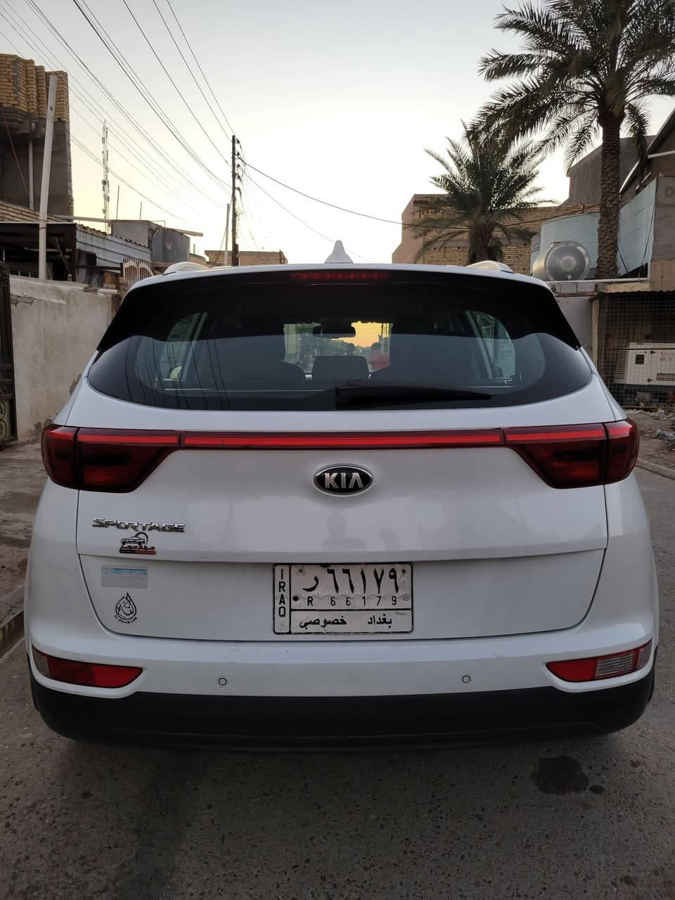 كيا سبورتج 2017 خليجي للبيع 
التفاصيل والمواصفات:
 * الموديل: 2017. 
 *  محرك 2000 دوش
 * اللون: أبيض 
 * الحالة الميكانيكية: المحرك والگير بحالة ممتازة جداً (نظافة واضحة بالصور).
 * المواصفات الداخلية:
   * شاشة وكاميرا خلفية.
   * تحكم ستيرن كامل.
   * بصمة تشغيل وبصمة أبواب.
   * تبريد قطعتين (ثلج).
   * داخل مخمل نظيف جداً مع تغليف كشنات.
 * المواصفات الخارجية:
   * لايتات عدسة مع لدات نهارية.
   * كاشفات رباعية (مواصفات مميزة).
   * حساسات أمامية وخلفية.
   * ويل كب كبير (كروم).
   * إشارات بالمرايا مع طي آلي.
الحالة العامة: السونار مرفق بل صور .
📍 الموقع: بغداد _حسينية المعامل
للاستفسار لاتصال على رقم الهاتف  فقط

📞***********
السعر 💲 176
 وبيها مجال
