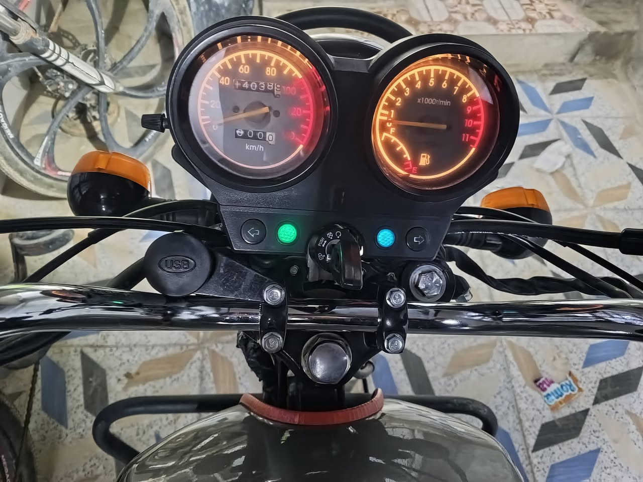 السلام عليكم دراجة دايوان نفخ 2022
 اوراق اصولي شرط الترقيم 
محرك ضخم 200cc 
لون مميز رمادي كفالة عامة 
ماشية 14الف 
سعر 1350بيهة مجال قليل
بعقوبة حي المعلمين 
ه‍ ‍***********
