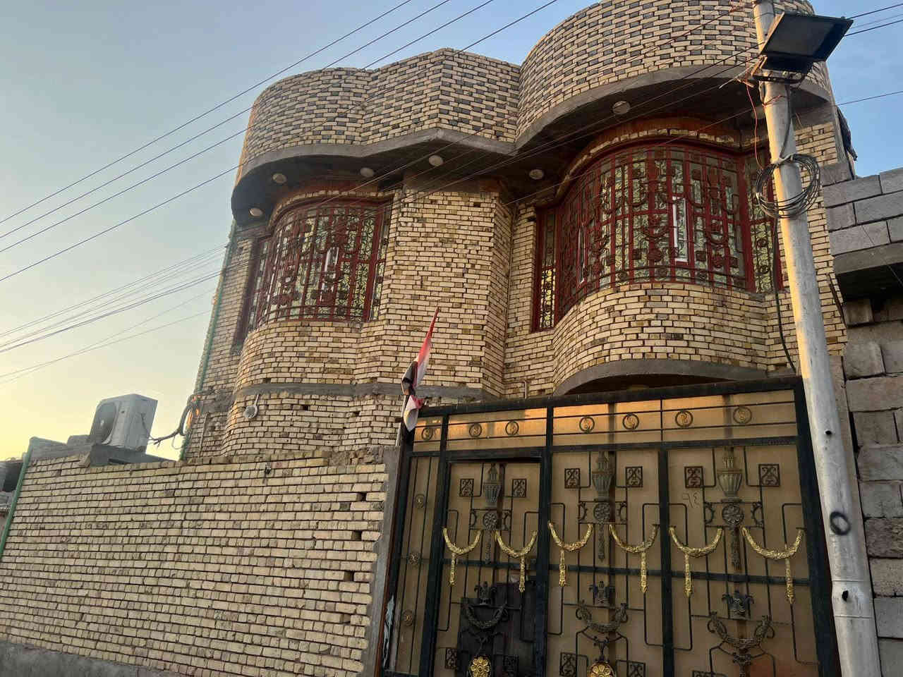 بيت للبيع مساحه 150 متر البناء طابوق طابقين يحتوي على اربعه غرف نوم وستقبال وصاله ومطبخ وحمام وصحيات داخليه وخارجيه ومناور جنس العقار طابو ملك صرف زراعي سند 25 ابسم عراقي العنوان التالي البصره الجزيره الثانيه الفيروزيه الجسر الثاني السعر 155 مليون قابل للتفاوض
هاتف *********** البصرة, العراق
