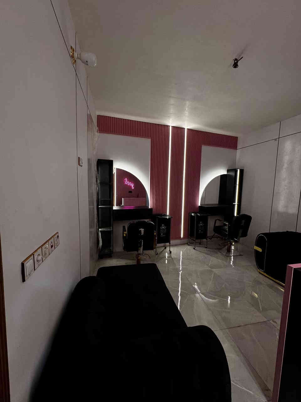 اغراض صالون مستخدمة قليل للبيع --

مغسلة شعر 
عدد2- كراسي ميكب 
عدد 2 مرايا 
عدد2 ميز + رفوف 

عدد 2 عربانة 
ميز مخصص للاكرلك مع 2 كراسي

فاترينة مخصصة لاصباغ الشعر 2*1.5 
بديكير مع مغسلة الخاصة بيه من مرمر + كرسي و تجوة 

الصور والفيديو موضح امامكم 
العنوان : كربلاء 

كل الاجهزة جديدة استخدام بسيط 

للاستفسار اكثر واتساب : ***********
