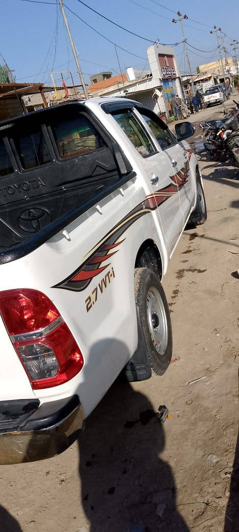 سلام عليكم فلاونزه عماني موديل 2014كفاله ماعدا المؤشر في الباب اليمين الخلفي   كير أوتوماتيك رقم مثنى لغاية 2027 المكان الديوانية غماس السعر 200  رقم الهاتف ***********
