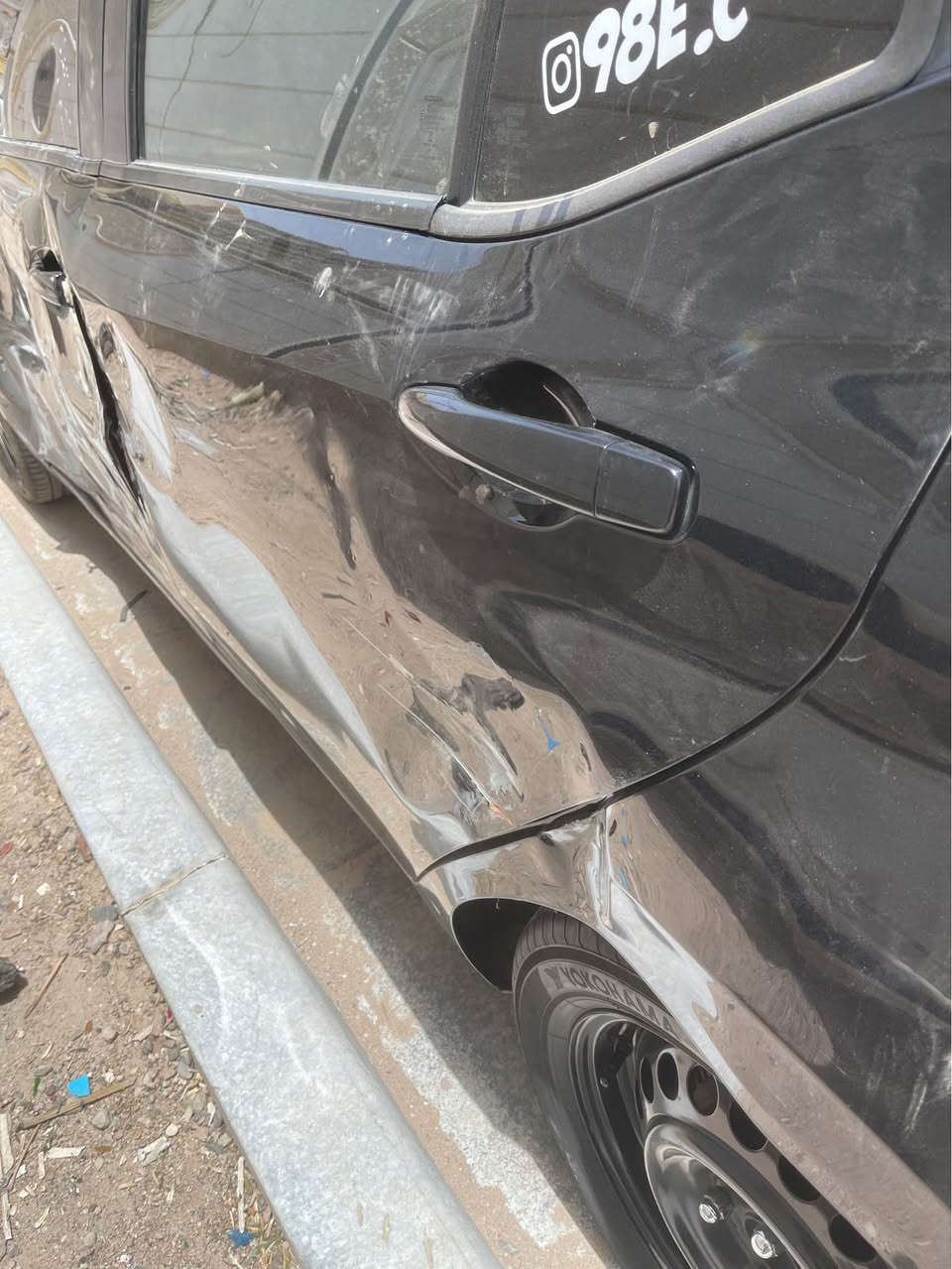السلام عليكم نيسان فيرسا وارد امريكي 2021 رقم بصره ب اسمي تحويل ثاني يوم السياره بيها حادث ابيعها على حادثها موضح بالصور السياره اكفلك مكينه كير قماره تكم صندوق جاملغات خلفيه كفاله ذني السياره تشتغل وتمشي مابيها شي بس بيها حادث رايدها ب 80 وبيها مجال بسيط والله يعوض مكاني بصره زبير *********** الزبير, البصرة
