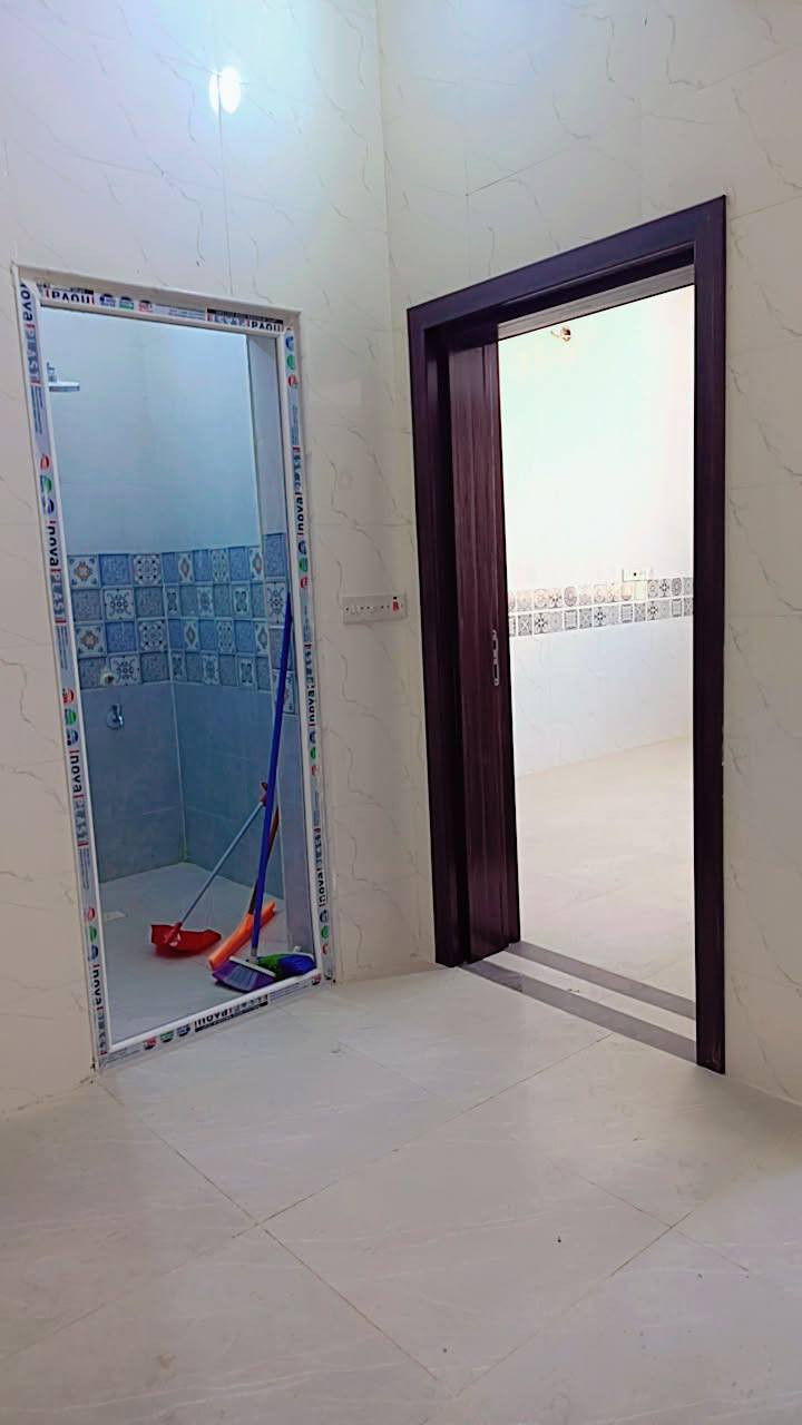 بيت حديث بمساحة 50متر طابقين سند 25 اقرار محكمه مباشر بأسم المشتري يحتوي ع غرفتين نوم مع صاله واستقبال ومطبخ ومجاميع صحيه عدد 2/ يبعد عن طريق الزائرين 20متر / خدمات كامله 
العنوان كربلاء  قرب مدينة الزائرين. مقابل جامعة كربلاء فريحه بسعر 70 للاستفسار ***********
