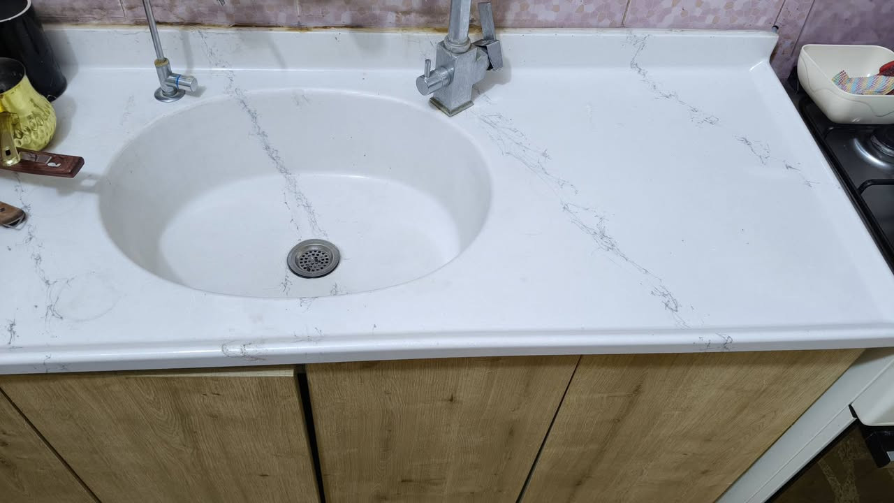 السلام عليكم
كاونتر mdf ثقيل متكون من قطعتين الاولى سنك مرمر طول متر ونص 
قطعة ثانية كبيرة طول 2متر و40 سم وارتفاع 2 متر و20سم  متكونة من طابقين طابق الاعلى من ستة رفوف نظام جكات ولمس وطابق الاسفل خانتين كبير وثلاث مجرات 
مع ملحق صغير للعرض
سعر 550 الف 
كربلاء 
***********
