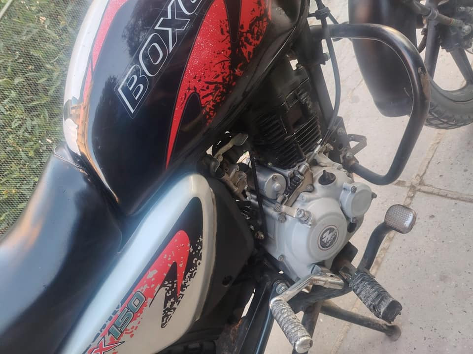 السلام عليكم من رخصة الادمن عندي دراجه بوكسر للبيع موديل 2020 كهربائية شغاله محرك مجفت صارلة شهر الدراجة مرقمه رقم انكليزي وباسمي تحويل ثاني يوم الرقم *********** بيه واتساب السعر ١٨٠٠
