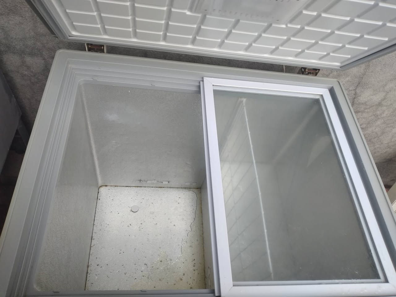 موجەمیدەی مارەکەی دیۆرای عەسلی زۆر پاکو جوانە قیاسی بەرزیو+ پانی 80 سانتینە سوربی ناوەکەی چەن کونێکی بچوکی تیایە چاکراوە زۆر بێ عەیبە لە وێنەکان دیارە 
بەشەرتی ئیشکردنو ئۆتۆماتیکو سەهوڵ کردن نرخی 70 هەزارو مەعامەلە
 شوێن سەیدسادق
***********
