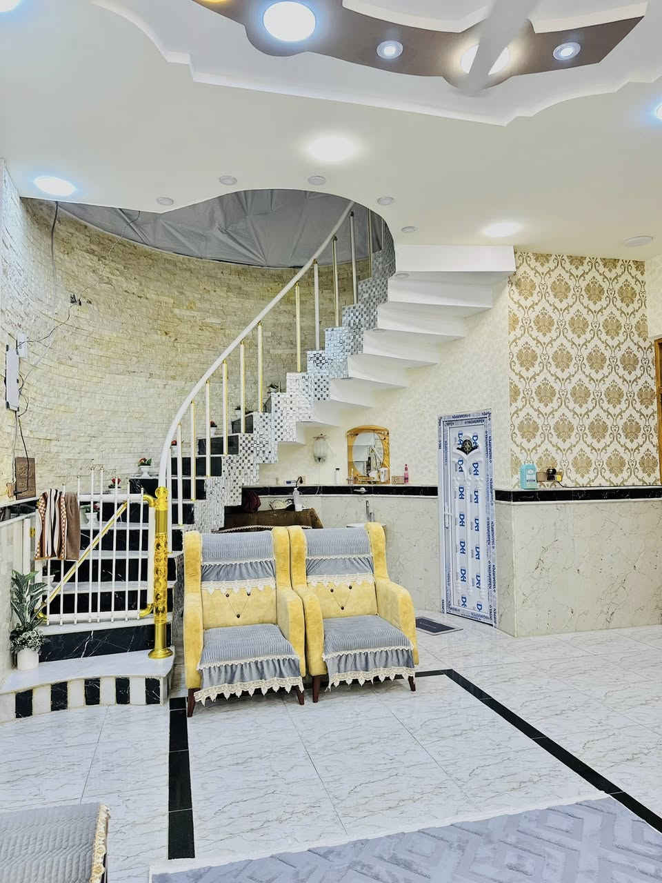 يا الله
بيت للبيع حي الغدير قرب فلكه القاظي 

المساحه ٢٠٠متر طابو صرف واجهه ١٠ ونزال ٢٠ ركن طابقين ونصف السعر ٢٨٠ 

للاستفسار اكثر الاتصال ع رقم 

***********
