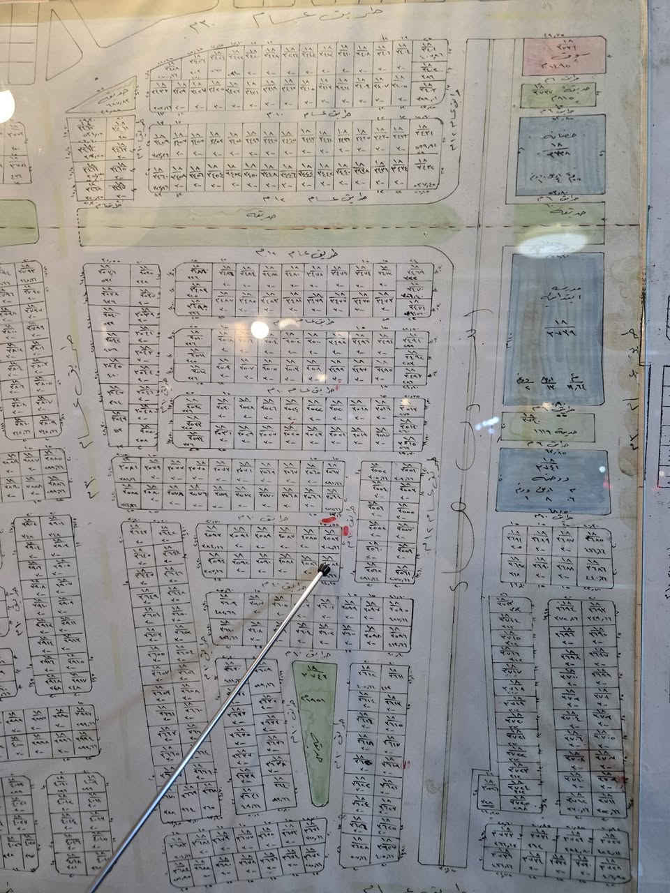 السلام عليكم 
قطعة للبيع المحمودية حي الصناعة مخدومة مجاري ومفروزة رقم العقار ٣٥٨٣/١٨ المساحة ١٠٠متر واجهة ٧،٥ بطن ركن السعر المطلوب ٢٦ قرب المدرسة الجديدة للاستفسار ***********  ***********
