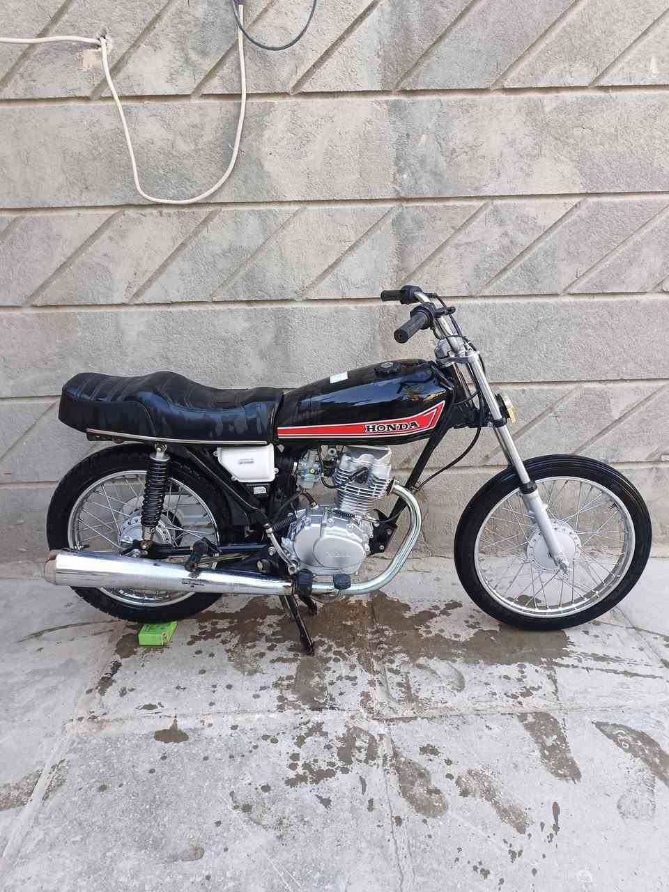 السلام عليكم دراجه للبيع توها معمره صار شهرين مكينه نامه ما مفتوحه كلك كلك  لدراجه سعرها 550قفل قفل مكاني ناصريه مركز ***********
