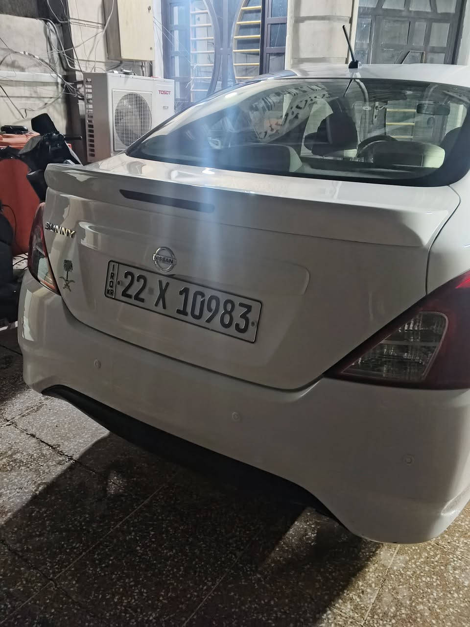نوع السيارة وماركتها: (نيسان صني مصري)........ 
سنة الصنع (الموديل): (2025)........ 
الفئة: (فول مواصفات+كار بلي).......... 
المسافة المقطوعة (الماشية): (48,000 كم).......... 
اللون الخارجي: ( أبيض لؤلؤي)........ 
اللون الداخلي: (اسود مطعم احمر/ جلد)........ 
سعة المحرك: ( 1500 لتر)........ 
ناقل الحركة: (أوتوماتيك)......... 
نوع الوقود: (بنزين)........ 
نظام الدفع: (دفع أمامي)......... 
تحويل مباشر رقم اربيل ب اسمي.......... 
العسر $122...... 
(عنوان بغداد الامين الثانيه سكينه شارع 20 )....... 
رقم الهاتف (***********)........
