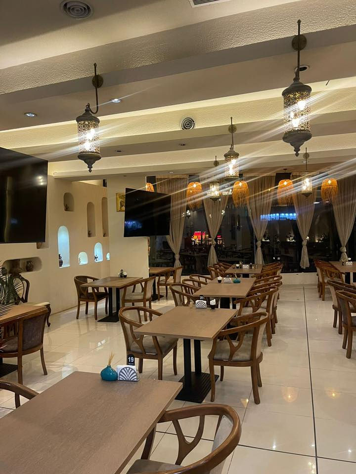 مطعم معروض للبيع للاستفسار الاتصال ع الرقم ***********
