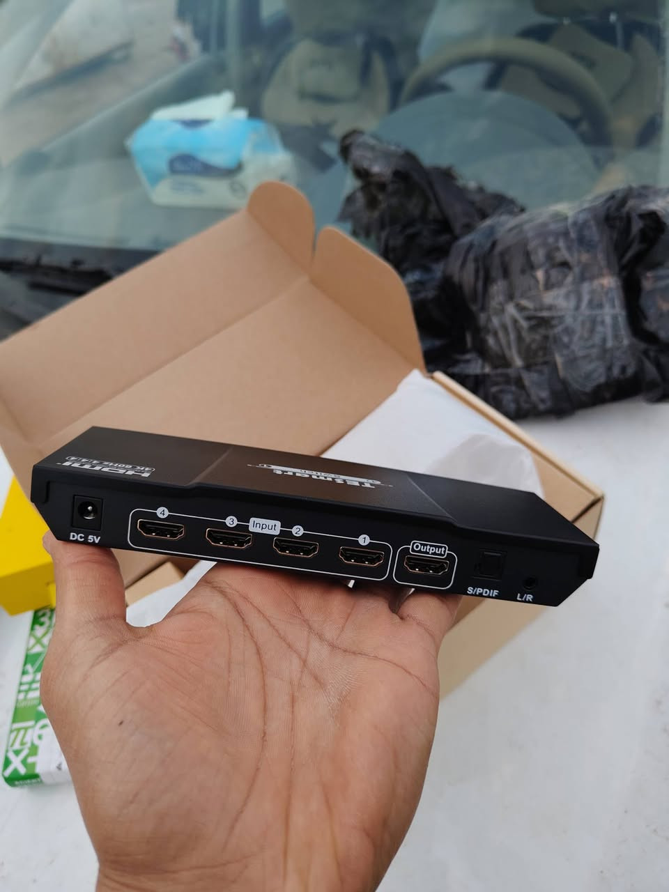 محول (سويتش) HDMI من TESmart يدعم توصيل 4 أجهزة.
يدعم دقة 4K بمعدل تحديث 60 هرتز.
متوافق مع HDMI 2.0.
يسمح بالتحكم في أجهزة متعددة باستخدام مجموعة واحدة من لوحة المفاتيح والماوس والشاشة (وظيفة KVM).
يمكن استخدامه للتبديل بين أجهزة الكمبيوتر أو الشاشات المختلفة بسهولة. انطونه سعر. وبلعافيه


**إذا كنت صاحب هذا الإعلان وتريد حذفه لأي سبب، رجاءا أرسل رسالة إلى الدعم الفني**