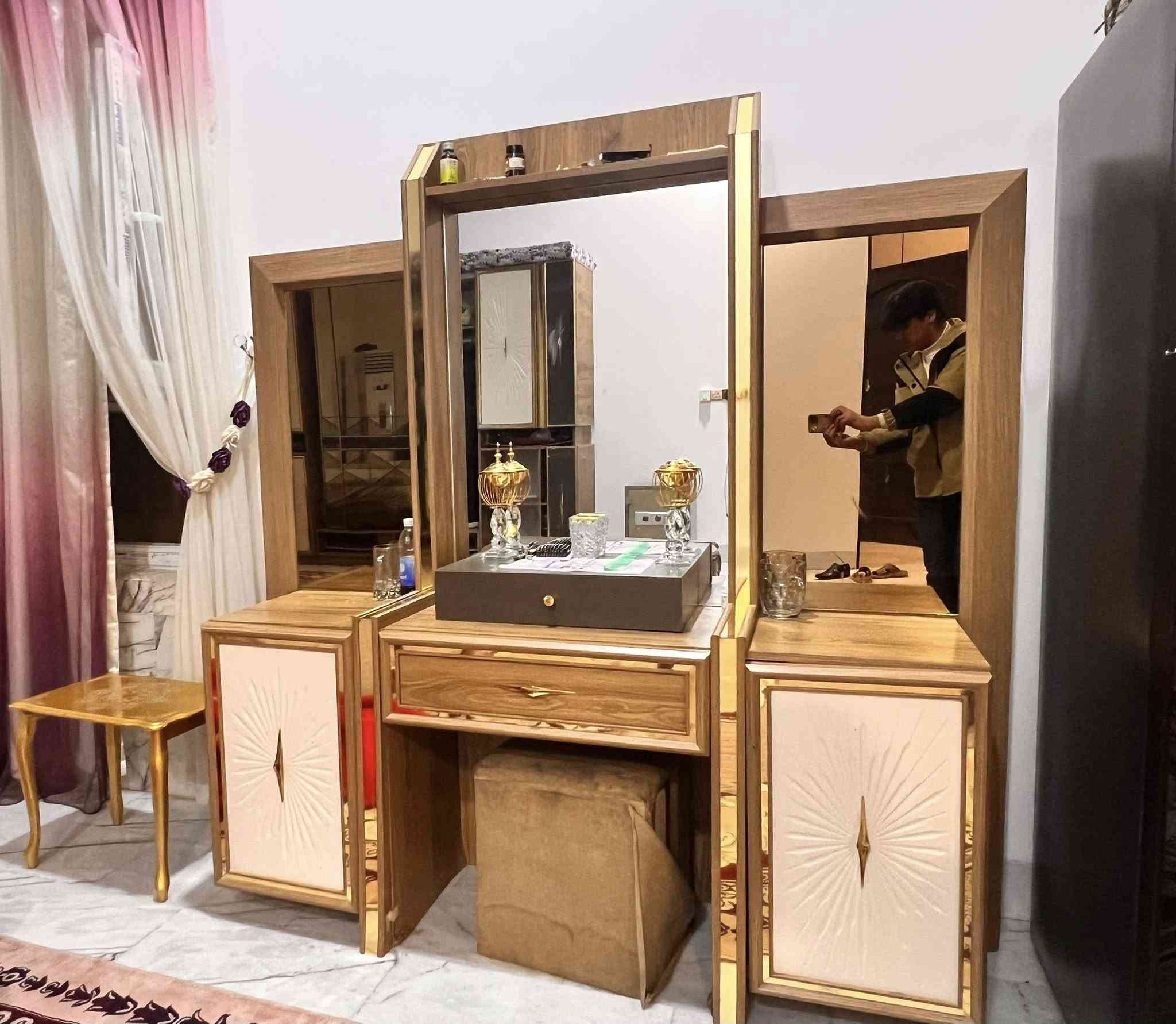 قطع غرفه اخشاب للبيع
كنتور✅
جربايه حطاطه✅
ميز كومدي✅
السعر 750 وبيها مجال
التواصل أو الاستفسار ***********
