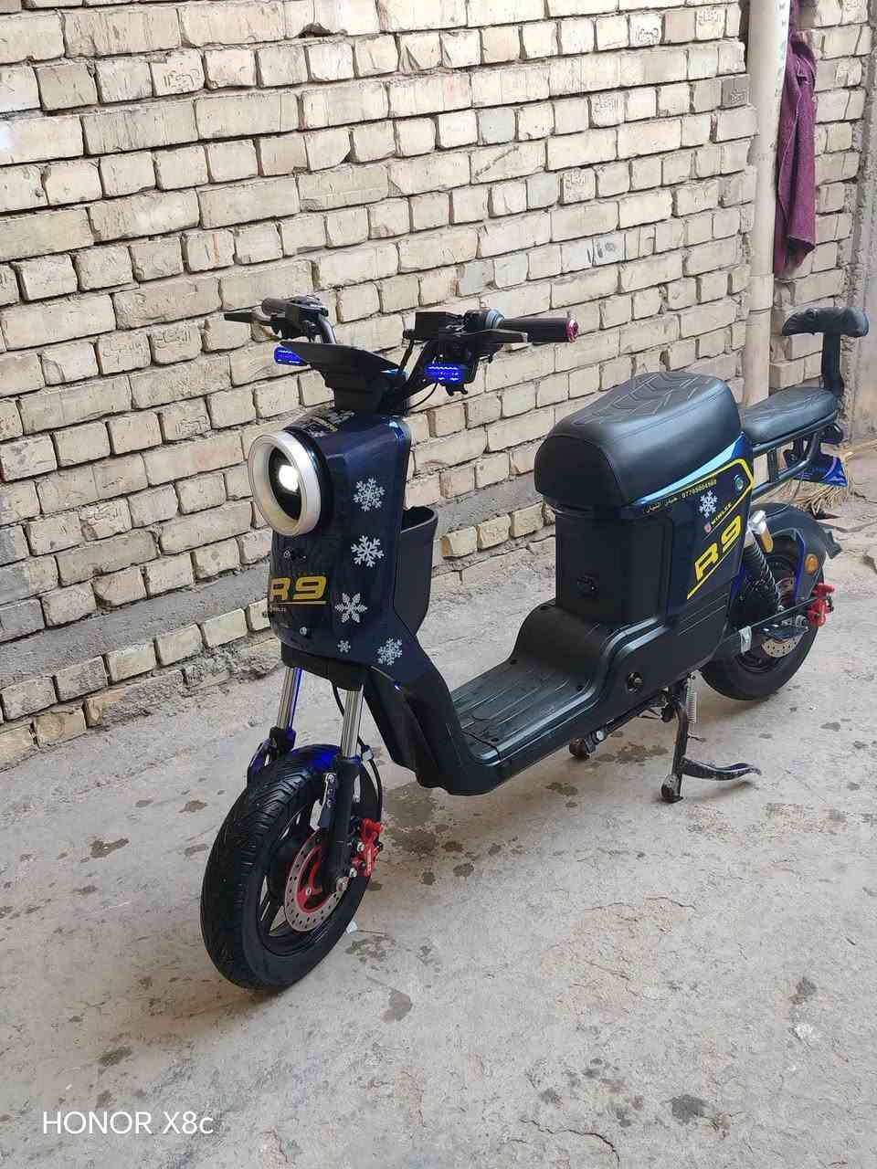 السلام عليكم دراجه شحن R9
دراجه فول مواصفات
سرعه حقيقي 77تقرا 99

ملف 1200 /5 بطاريات حجم كبير 60فولت

اشاشه ايباد ذكيه تحدد العطل بشاشه

جهاز إنذار وسويج وبصمه
نقص جاملغ امامي وشويه عواج قليل بسكان

عنواني،، حيطارق شارع الوسط الزراعي

***********
السعر 400وبيها مجال
