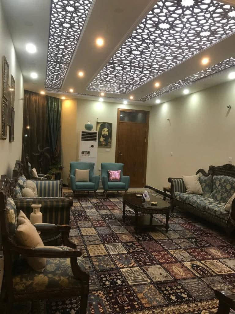 السلام عليكم للبيع دار سكن مساحة 240م في منطقة البنوك المدراء الواجهه 8م النزال 30م بناء حديث شارع عريض
( سند مستقل ) يحتوي على حديقة وكراج + 5 غرف نوم + استقبال ومطبخ وصالة وصحيات ومناور عدد 3 للاستفسار اكثر مراجعة مكتب الجوهرة للوساطة العقارية الكائن في شارع الكنيسة او الاتصال على الرقم *********** 
( علماً ان المكتب مجاز رسمياً من غرفة تجارة بغداد )
