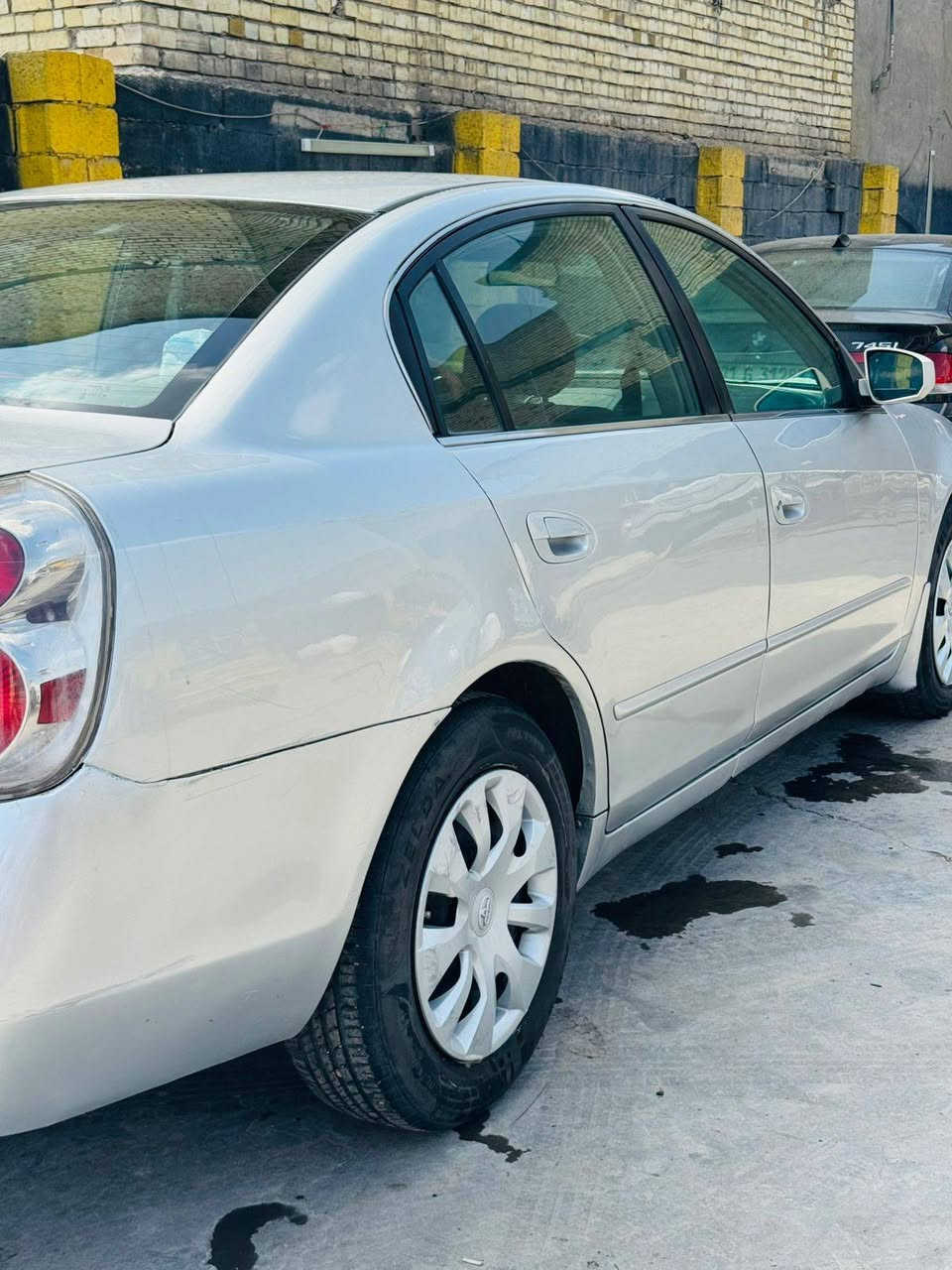 السلام عليكم.
التيما / نيسان / 2005
رقم بغداد جديد / تحويل بشرط
صبغ عام أثر جراد / فيديوا قبل الصبغ
كهربائيات شغاله 
تخم تاير جديد
ادامه للمحرك كامله
قاعده فيت بم جديد / مع اصلي
صدر 50 ٪
 سياره جاهزه.
السعر  68 $ وبيهه مجال

***********
***********
