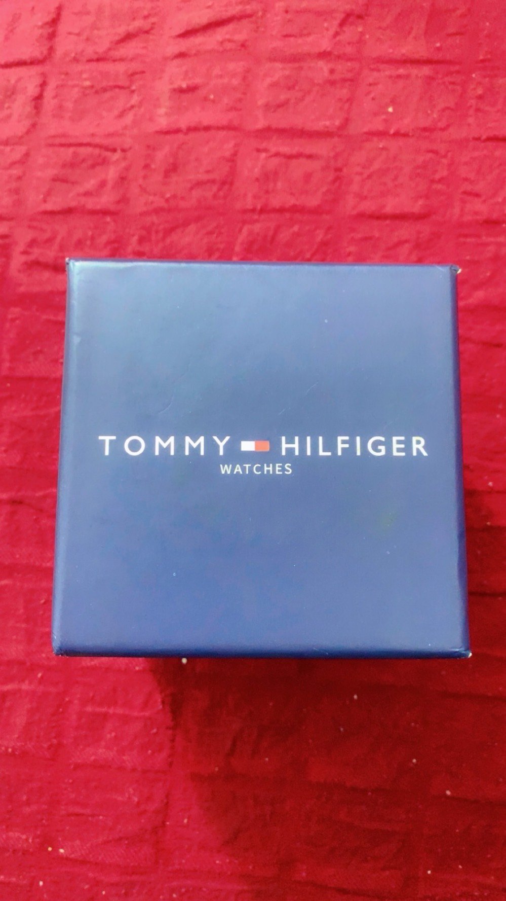 ساعة ماركة تومي هيلفيگر جديدة غير مستعملة سير سلستيل اصلي لون المينه اخضر مميزة وجذابة جداً بالارتداء سناتر شغالة موجود باركورد خاص بيها يوضحلك باقي تفاصيلها مكاني بغداد الجديدة سعرها ٧٥ الف دينار عراقي سعر تصفية