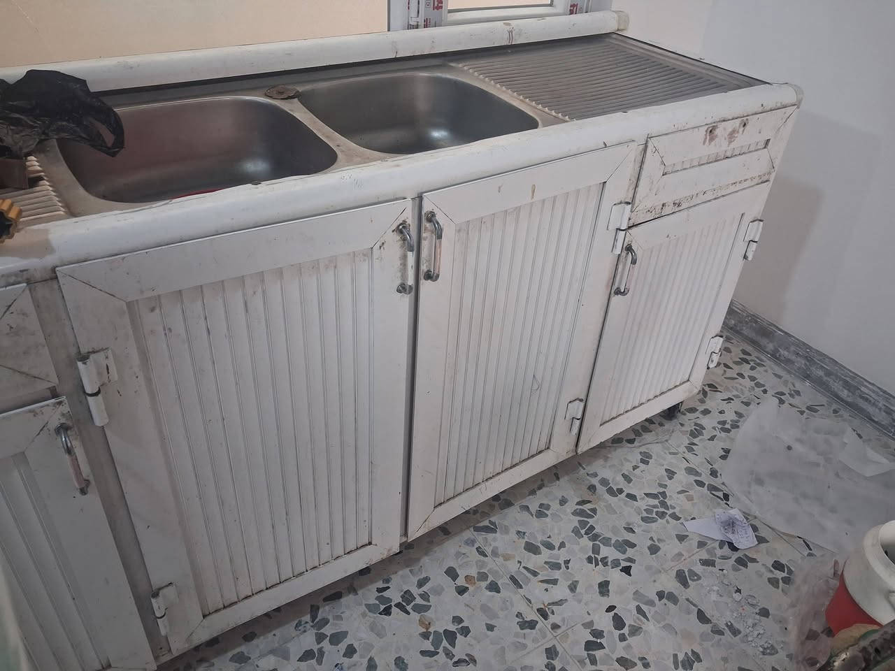 سنك دبل حوض مترين مع كاونتر متر ونص اثنيهن ب١٢٠ اتصال على رقم ***********
