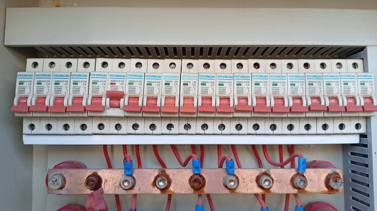 سلام عليكم بورد للبيع بي 4قواطع  كوندكتر 2 او50سراكت سعره مناسب/***********
