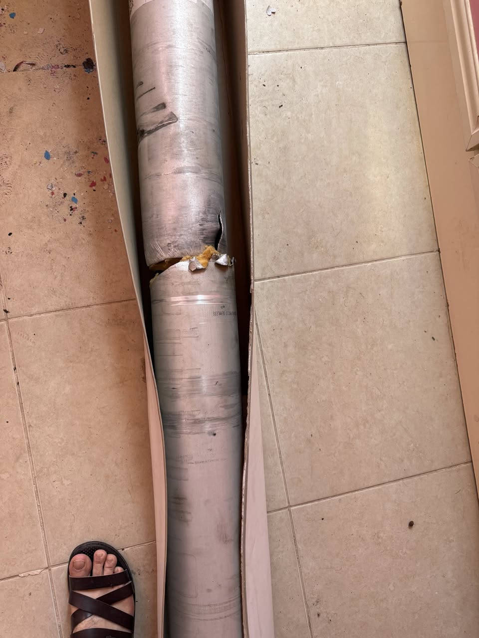 سلام عليكم تنكي بنزين مال شوفرليت سلفرادو موديل 2024 للبيع بي فتحة كلش زغير من جوة كاردن سلفرادو موديل 2024 فافون من نص مكسور الي يفيدة يراسلني واتساب 0770239 2550
